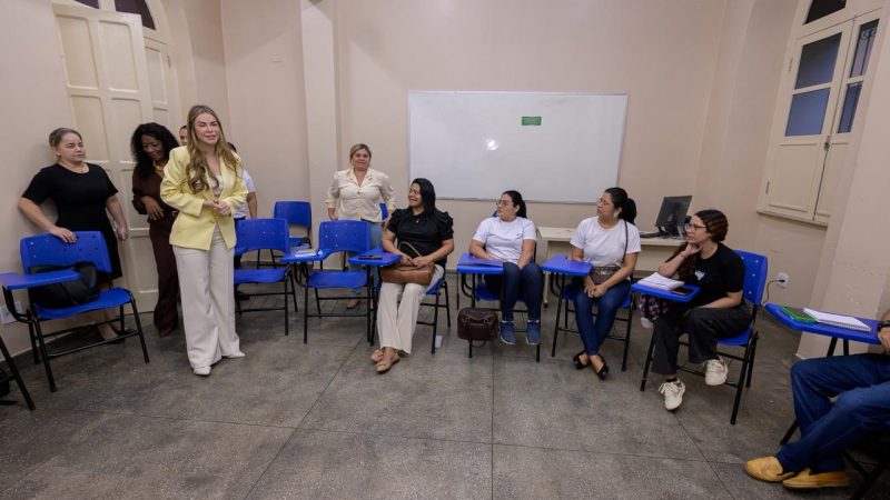 Thaisa Cidade acompanha início de curso inédito de Informática do Cetam para adolescentes com TEA
