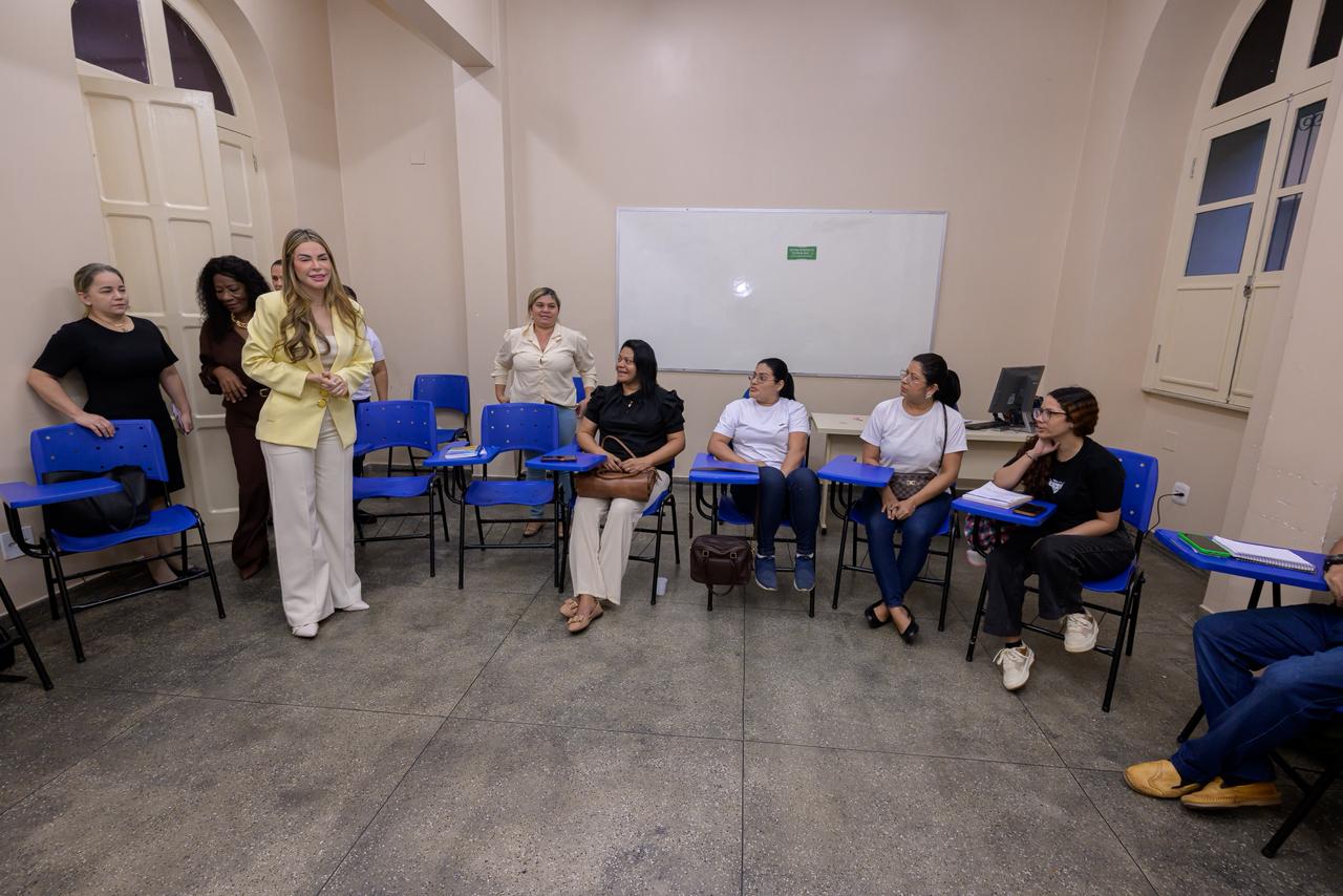 Thaisa Cidade acompanha início de curso inédito de Informática do Cetam para adolescentes com TEA