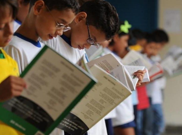 Professores têm até 8 de setembro para definir livros didáticos