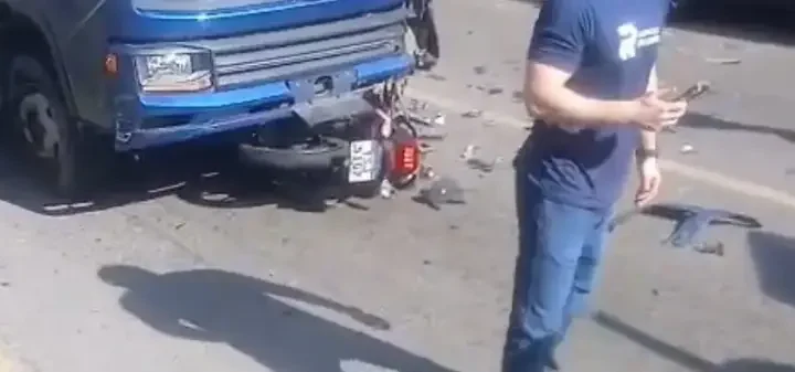 Motociclista fica com o corpo ferido após bater contra carreta na Zona Oeste de Manaus