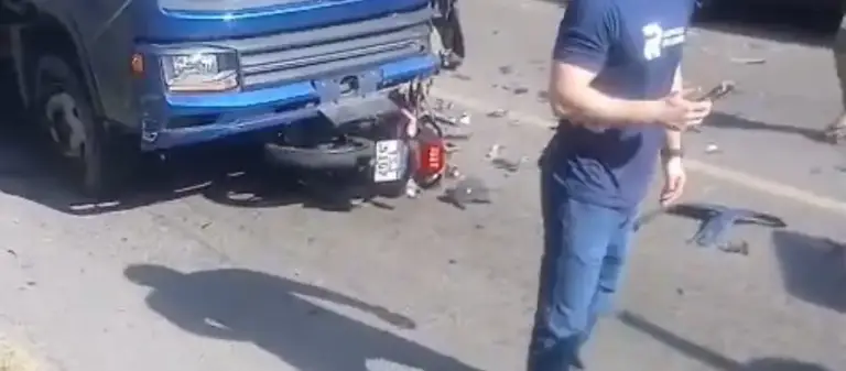 Motociclista fica com o corpo ferido após bater contra carreta na Zona Oeste de Manaus