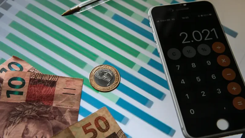 Pela 1ª vez desde março, mercado reduz expectativa para Selic em 2026