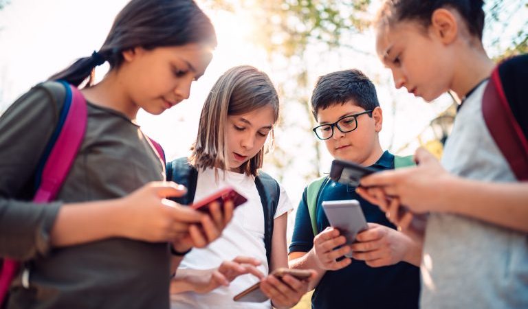 Lei aumenta penas para violência sexual digital contra crianças e adolescentes e endurece punições