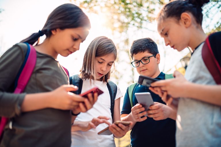 Lei aumenta penas para violência sexual digital contra crianças e adolescentes e endurece punições