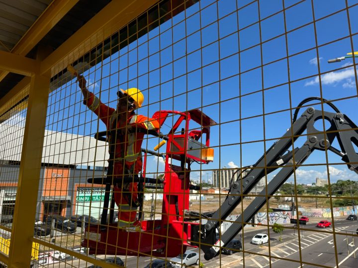 Prefeitura de Manaus avança na modernização de passarela em frente à Arena da Amazônia