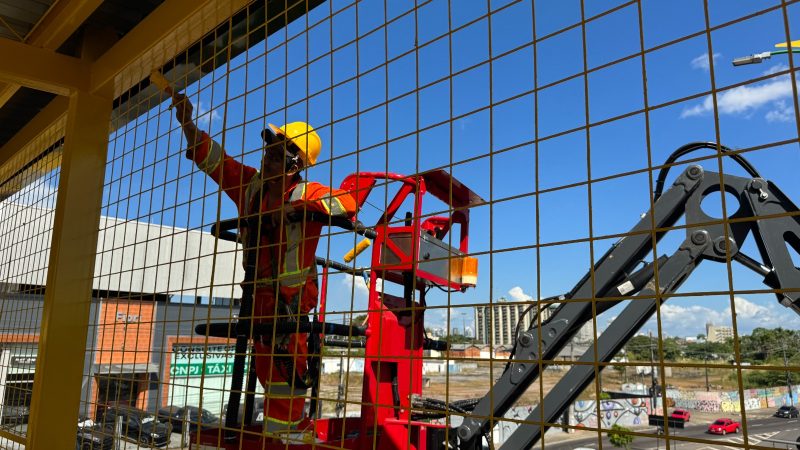 Prefeitura de Manaus avança na modernização de passarela em frente à Arena da Amazônia
