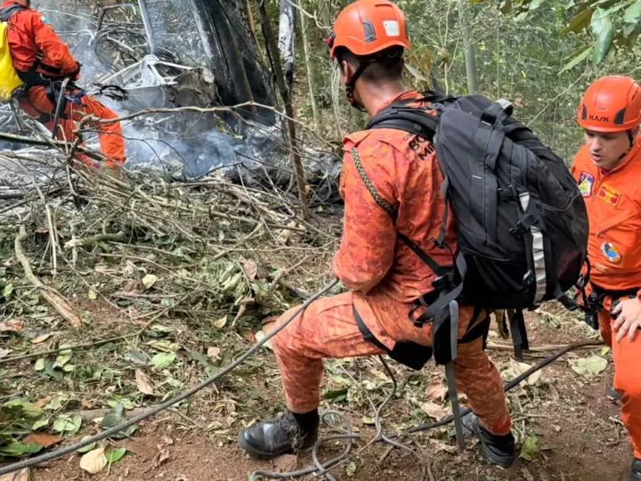 Quatro pessoas morrem em queda de helicóptero no Rio de Janeiro