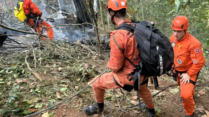 Quatro pessoas morrem em queda de helicóptero no Rio de Janeiro