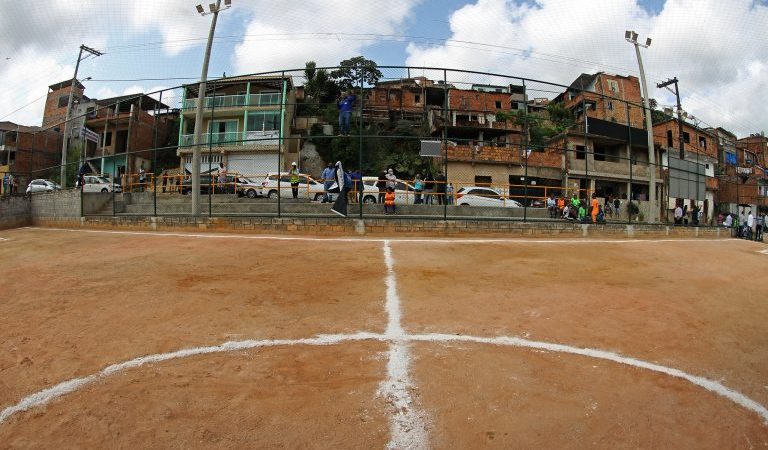 Projeto cria política nacional para reformar campos de futebol em áreas vulneráveis