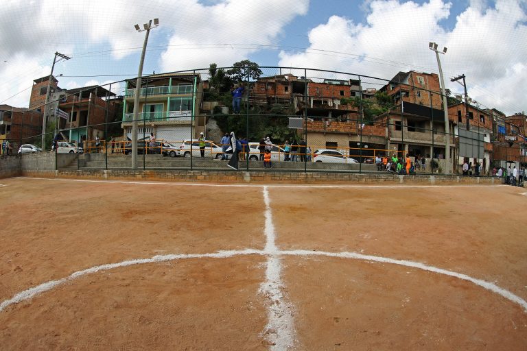 Projeto cria política nacional para reformar campos de futebol em áreas vulneráveis