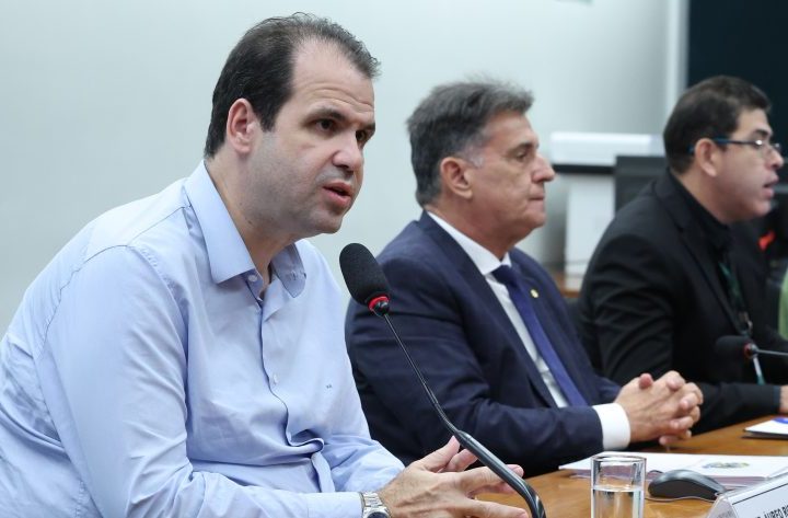 Comissão aprova projeto que obriga maternidades de referência a manter banco de leite