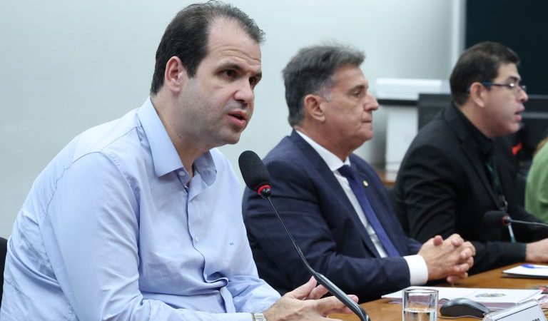 Comissão aprova projeto que obriga maternidades de referência a manter banco de leite