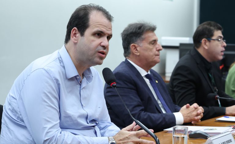 Comissão aprova projeto que obriga maternidades de referência a manter banco de leite