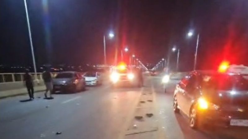 Motorista sai para verificar pane em carro, é atropelado por moto e morre