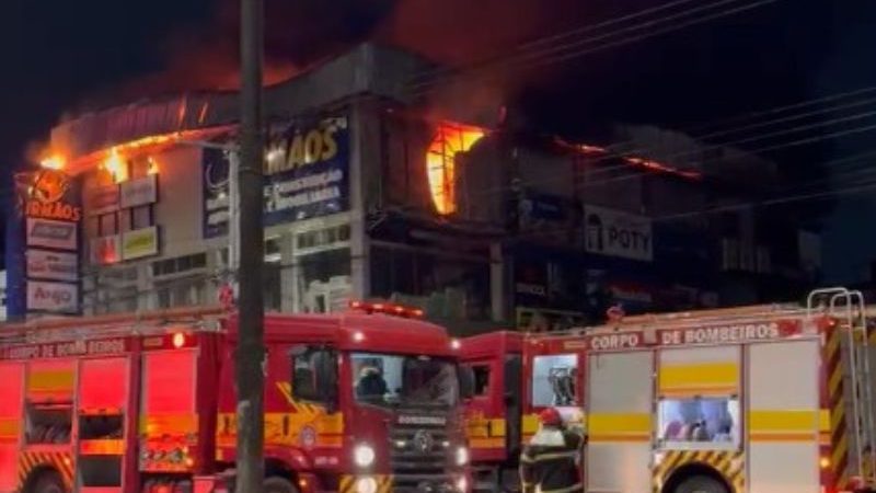 Incêndio destrói parcialmente loja de material de construção em Manaus