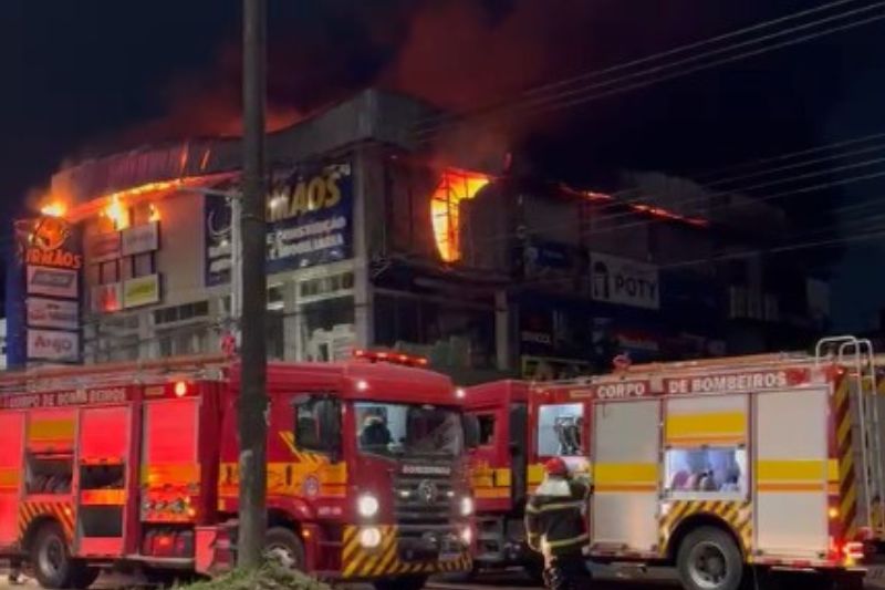 Incêndio destrói parcialmente loja de material de construção em Manaus