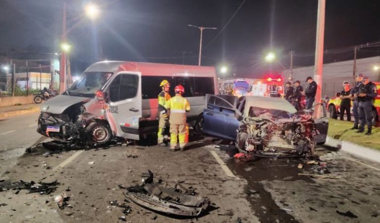 Motorista morre em colisão entre carro e van; três crianças ficam feridas