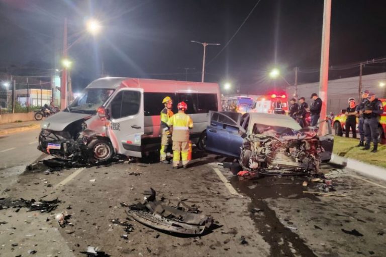 Motorista morre em colisão entre carro e van; três crianças ficam feridas