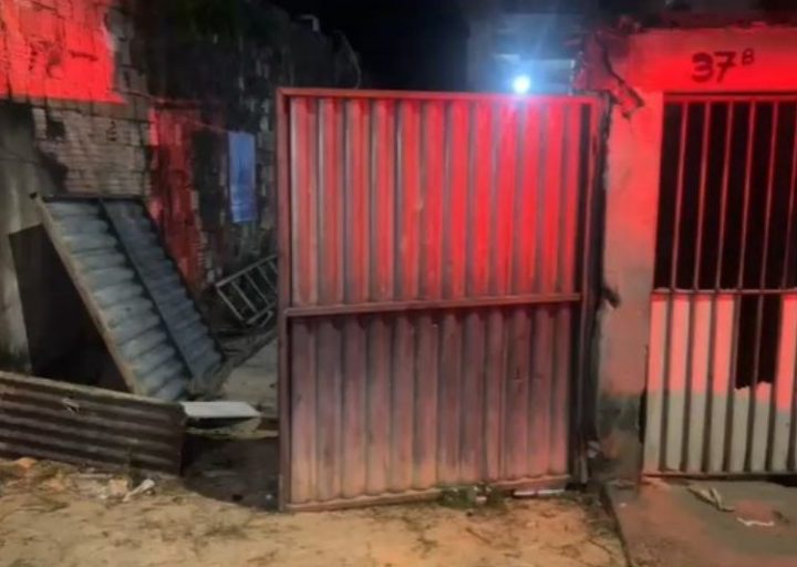 Homem é torturado, morto a tiros e jogado do 2º andar de casa