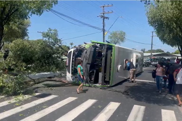 Vinte passageiros ficam feridos em acidente com ônibus que tombou