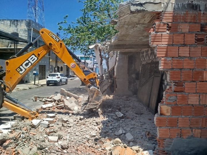 Prefeitura realiza demolição administrava de construção irregular que ocupava calçada no Armando Mendes