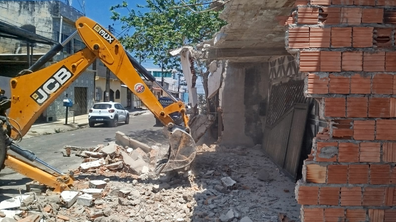 Prefeitura realiza demolição administrava de construção irregular que ocupava calçada no Armando Mendes