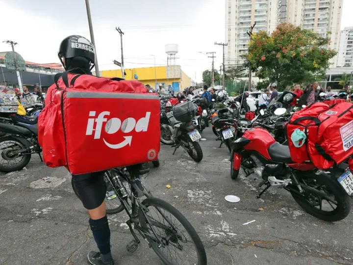 Anvisa libera venda de medicamentos por plataformas como iFood e Rapp