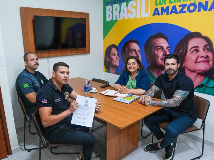 Professora Maria do Carmo assina Carta Compromisso para chamamento de aprovados no Concurso da PM-AM