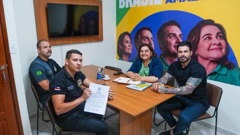 Professora Maria do Carmo assina Carta Compromisso para chamamento de aprovados no Concurso da PM-AM