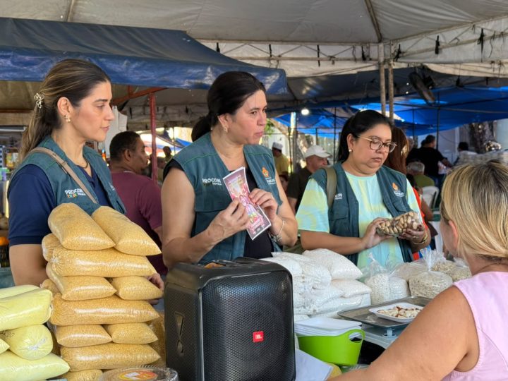 Prefeitura orienta feirantes sobre direitos de consumo em 1ª fiscalização conjunta do Procon Manaus e Semacc