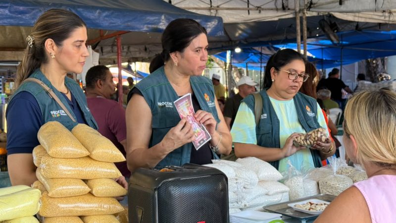 Prefeitura orienta feirantes sobre direitos de consumo em 1ª fiscalização conjunta do Procon Manaus e Semacc