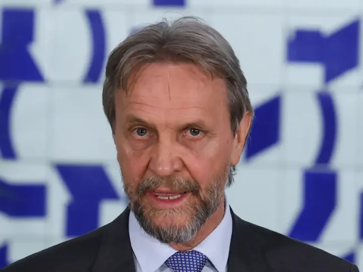 Após AVC isquêmico, líder do PT na Câmara continua internado
