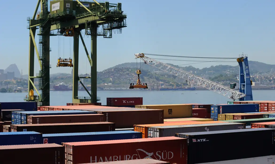 Balança comercial tem superávit de US$ 7,4 bilhões em agosto