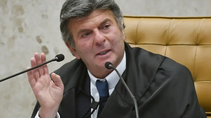 Fux suspende decisão de Dino que restabelecia posts de Nossa Senhora