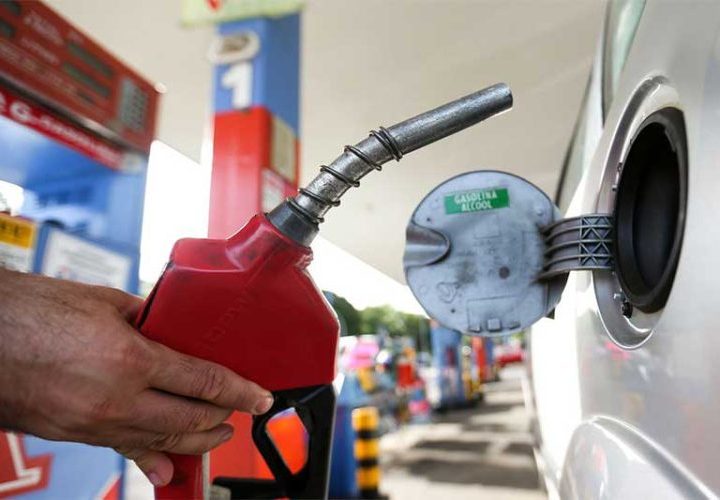 Governo federal reduz em R$ 0,63 os impostos no litro da gasolina