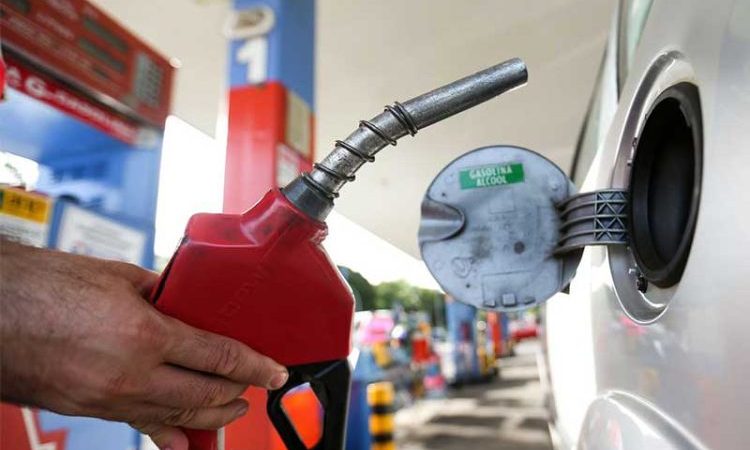 Governo federal reduz em R$ 0,63 os impostos no litro da gasolina