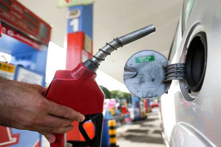 Governo federal reduz em R$ 0,63 os impostos no litro da gasolina
