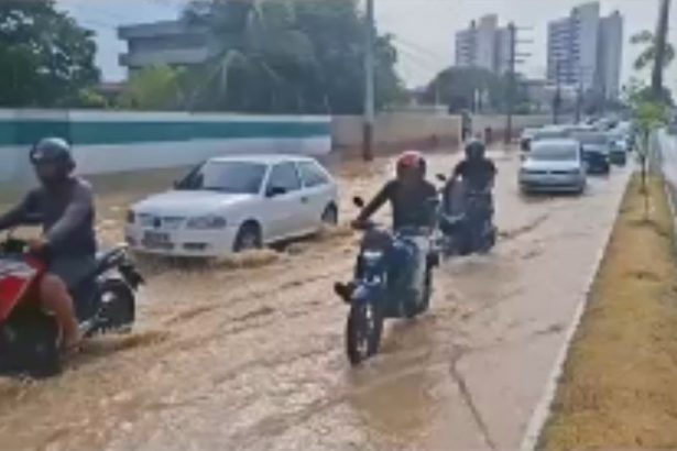 Rompimento de adutora alaga avenida e compromete fornecimento de água