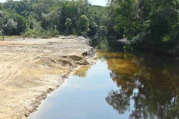 Ipaam multa empresa em R$ 3 milhões por ‘aterrar’ rio no Amazonas