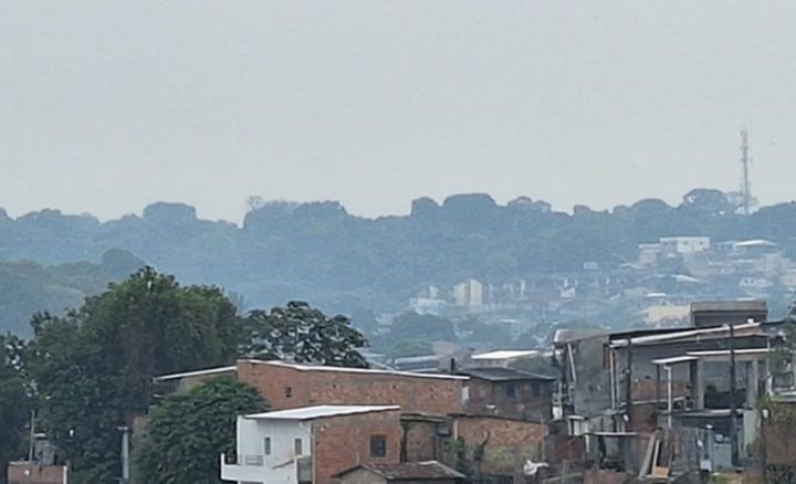 Fumaça de incêndios encobre Manaus e piora qualidade do ar