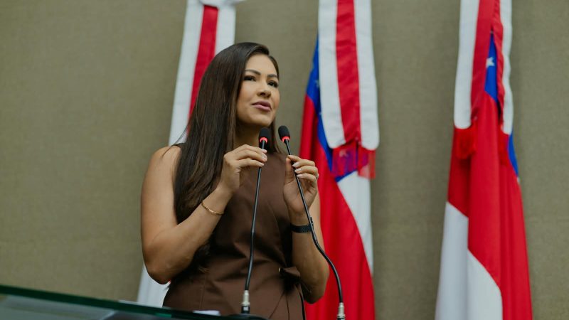 Brena Dianná defende direitos da comunidade surda no Amazonas
