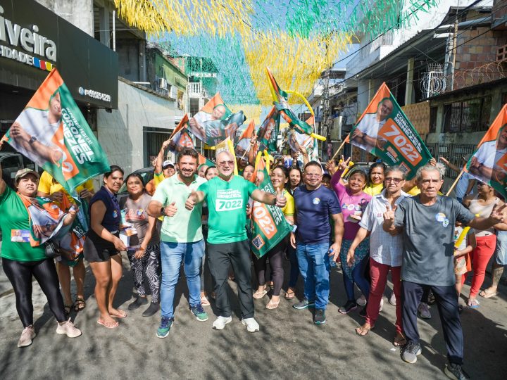 Coronel Menezes faz caminhada no Alvorada e destaca educação como instrumento de mobilidade social
