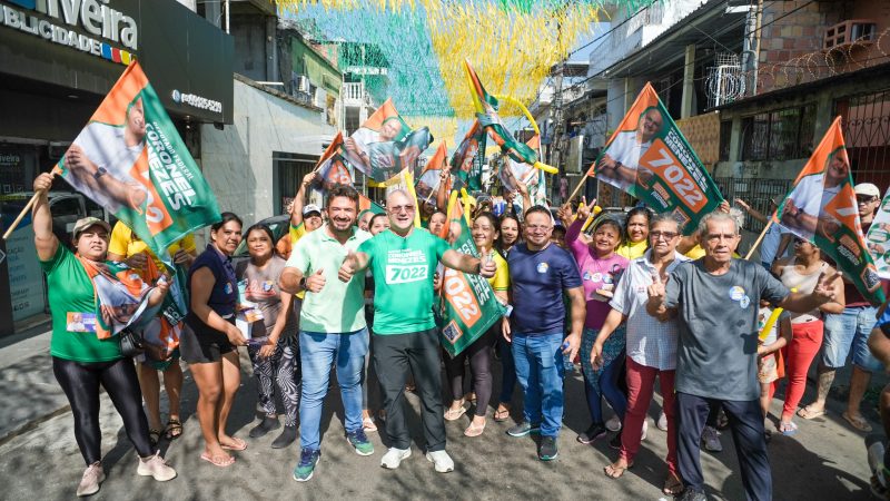 Coronel Menezes faz caminhada no Alvorada e destaca educação como instrumento de mobilidade social
