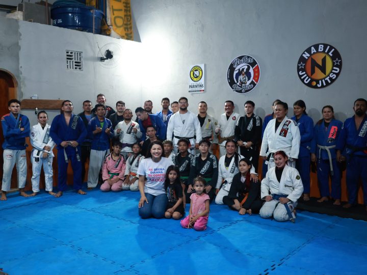 Esporte não é gasto, é investimento”, afirma Brena Dianná ao abraçar jovens lutadores de Jiu-Jitsu em Parintins