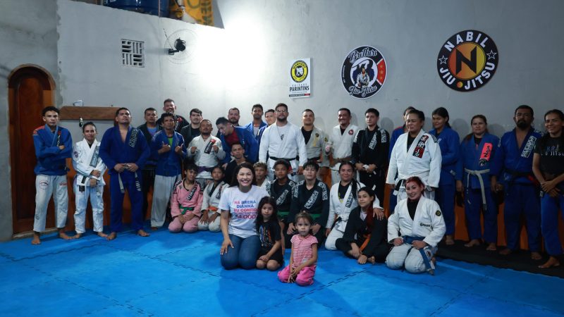 Esporte não é gasto, é investimento”, afirma Brena Dianná ao abraçar jovens lutadores de Jiu-Jitsu em Parintins