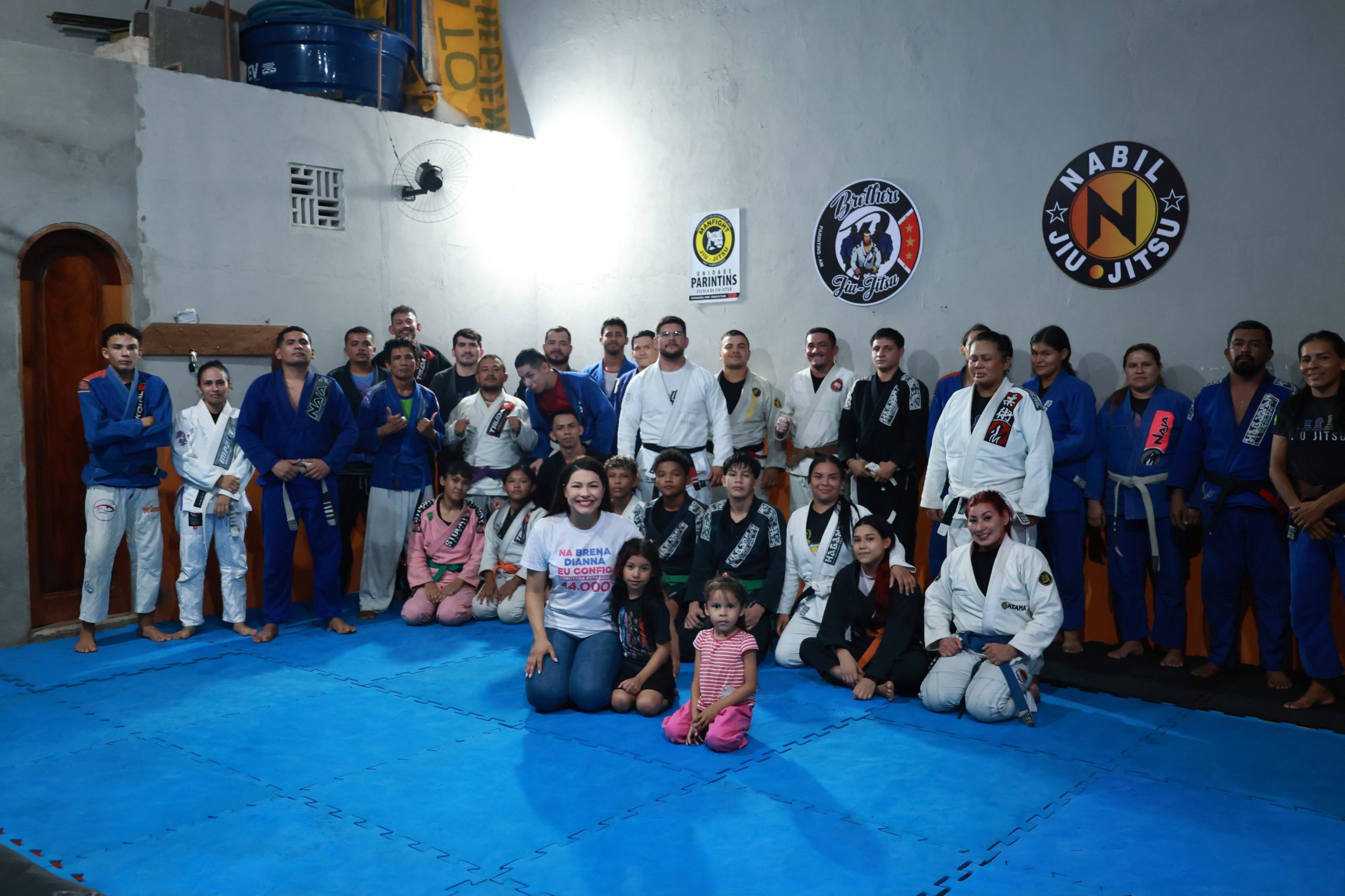 Esporte não é gasto, é investimento”, afirma Brena Dianná ao abraçar jovens lutadores de Jiu-Jitsu em Parintins