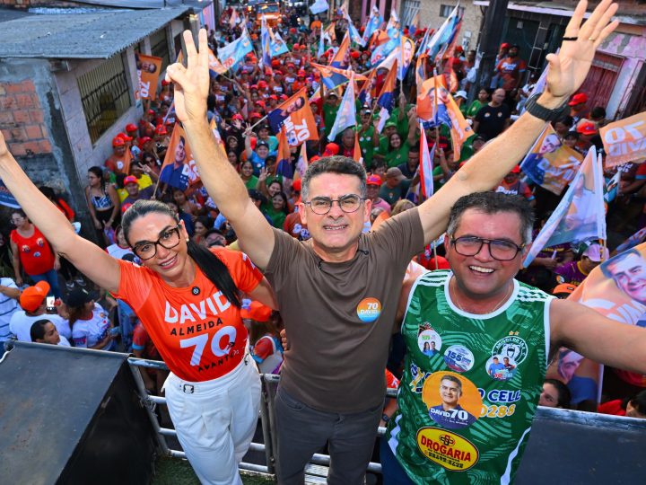 David destaca obras que melhoraram a vida da população durante caminhada nas zonas Norte e Leste