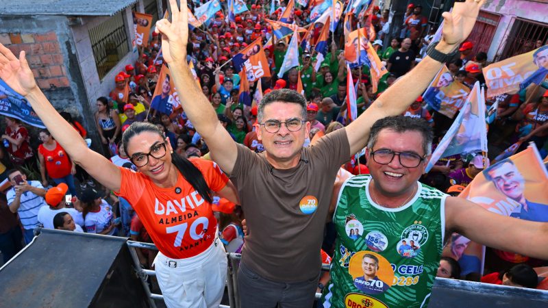 David destaca obras que melhoraram a vida da população durante caminhada nas zonas Norte e Leste
