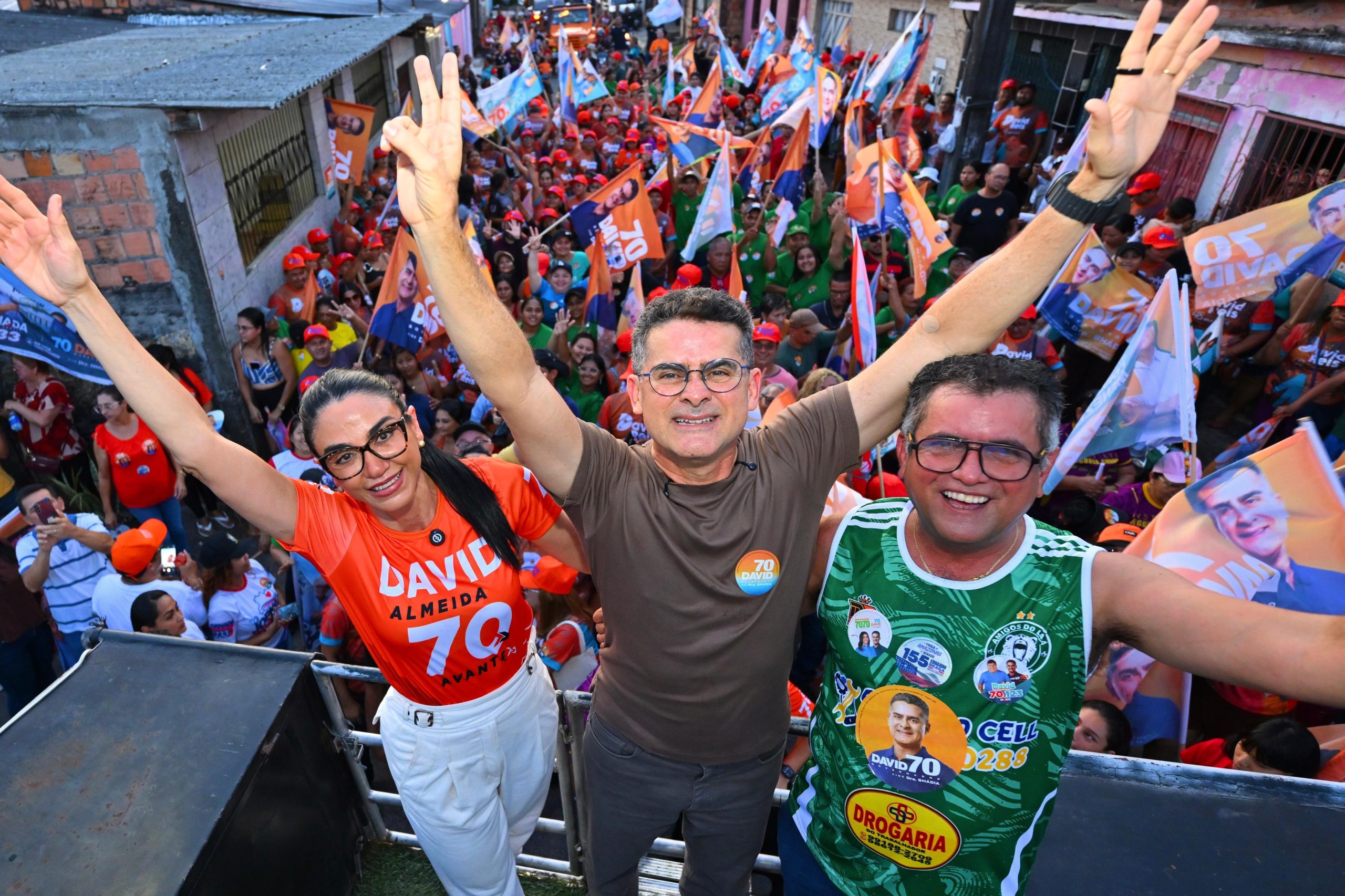David destaca obras que melhoraram a vida da população durante caminhada nas zonas Norte e Leste