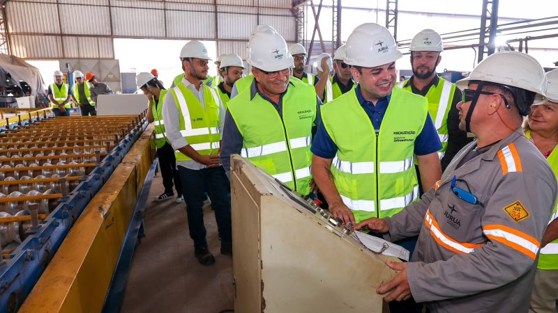 Roberto Cidade inspeciona construção de terminais flutuantes para comunidades do interior do Amazonas